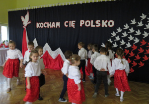 Patriotyczny taniec Słoneczek
